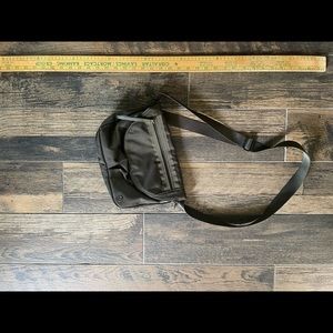 Lululemon green cross body festival bag in Dark Green